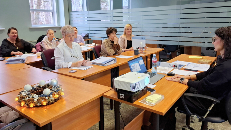 Vecākā ergoterapeite Diāna Čunčule vada mācību nodarbību kolēģēm