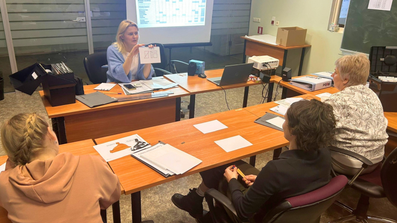 Vecākā sociālā darbiniece Inese Andrejeva vada mācību nodarbību kolēģēm