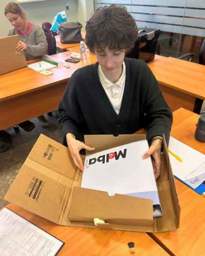 Psiholoģe Nikola Ozola apskata mācību materiālus