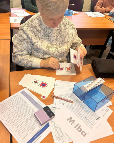 Vecākā eksperte profesionālās piemērotības noteikšanas nodaļā Maija Korzāne izmēģina Melba & Ida praktiskos uzdevumus