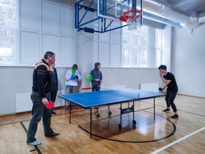 spēļu dalībnieki spēlē galda tenisu