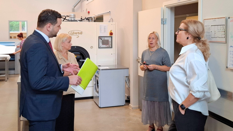 Labklājības ministrs Reinis Uzulnieks apmeklē mācību telpas SIVA koledžā