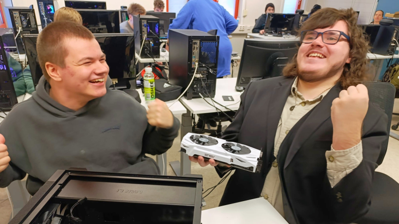 SIVA izglītojamie Bruno un Mikus priecājas par paveikto mācību nodarbībā