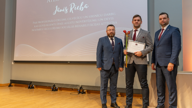 Labklājības ministrs Reinis Uzulnieks un Valsts sekretārs Ingus Alliks kopā ar SIVA rehabilitācijas nodaļas fizioterapeitu Jāni Riebu