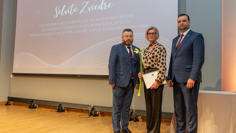 Labklājības ministrs Reinis Uzulnieks un Valsts sekretārs Ingus Alliks kopā ar SIVA Sociālo pakalpojumu uzskaites nodaļas vadītāju Solvitu Zviedri