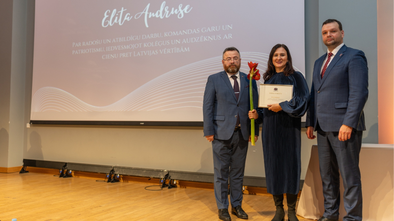 Labklājības ministrs Reinis Uzulnieks un Valsts sekretārs Ingus Alliks kopā ar SIVA koledžas vadītājas vietnieci Elitu Andrusi