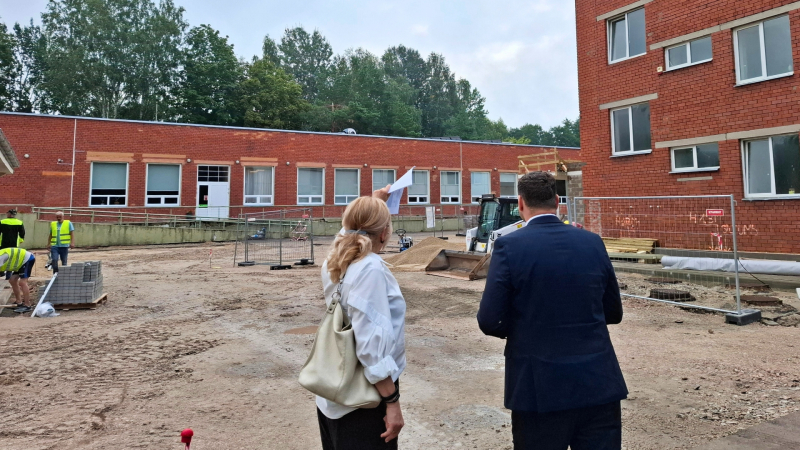 SIVA direktore Ilona Jurševska un labklājības ministrs apskata topošo kompetenču attīstības centru