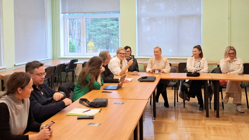 6.	SIVA direktore Ilona Jurševska un viesi dalās iespaidos ar kartīšu palīdzību