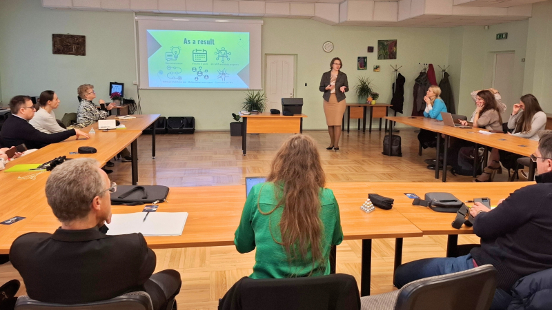 8.	SIVA vecākā eksperte sadarbības jomā Katrīna Sevruka iepazīstina ar profesionālās piemērotības noteikšanas pakalpojumu