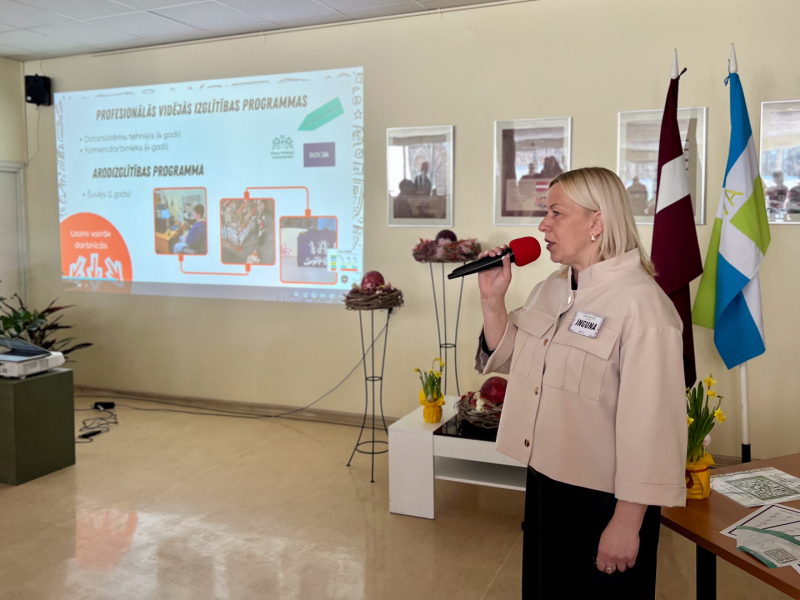 SIVA koledžas vadītāja prezentē profesionālās izglītības programmas.