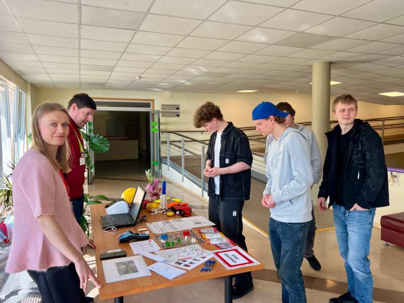  Iepazīšanās ar mācību aprīkojumu un programmām komercdarbības radošajā stacijā.