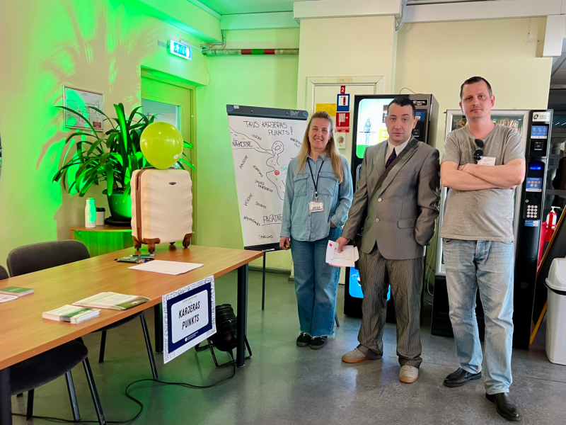 Karjeras punkta darbinieki gatavi konsultēt pasākuma apmeklētājus.