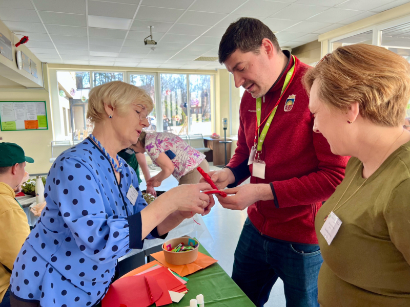 : Radošā darbnīca, kurā apmeklētāji kopā ar pedagogu gatavo dekorus.