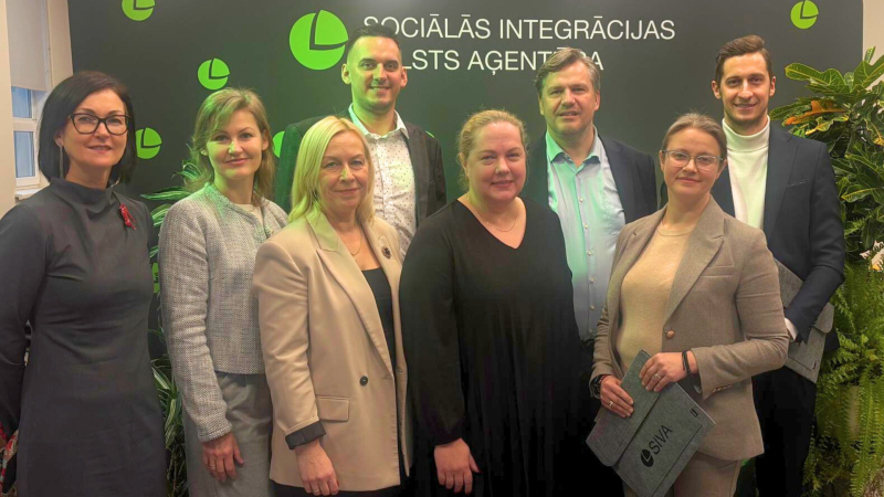 5.	Konferences paneļdiskusijas dalībnieki kopā ar SIVA direktores vietnieci profesionālās rehabilitācijas jomā Solveigu Kabaku un SIVA koledžas studiju programmas vadītāju Ievu Nīcgalu