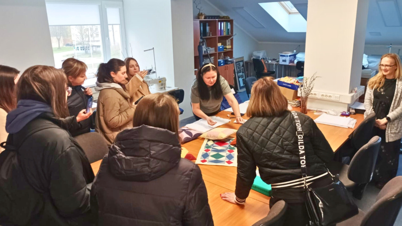 Ukrainas speciālisti tiek iepazīstināti ar SIVA koledžas mācību programmu "Šuvēja palīgs"