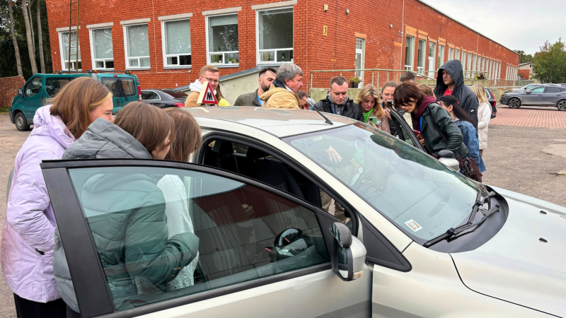 Ukrainas speciālisti apskata SIVA auto pielāgošanas pakalpojumu