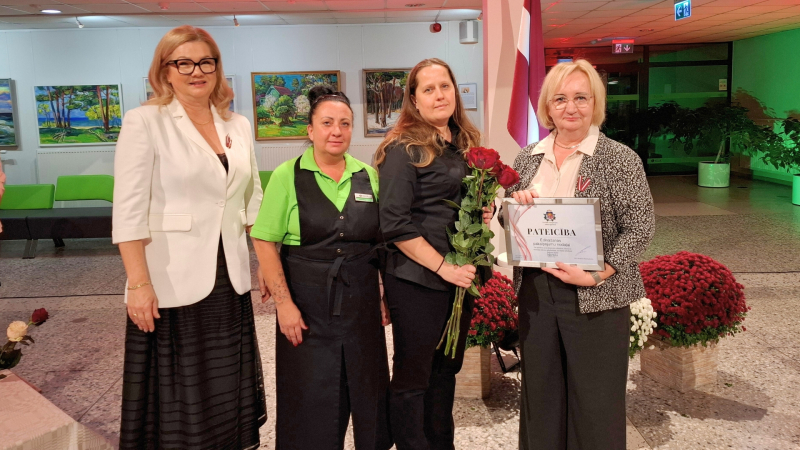 SIVA direktore I. Jurševska ar ēdināšanas nodaļas darbiniecēm