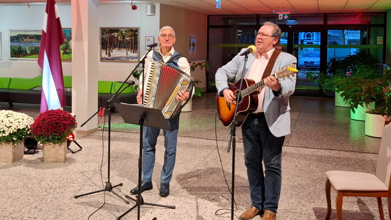 Muzicē Andris Daņiļenko un Valdis Zilveris