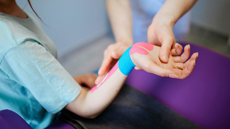 Kliente ar teipu uz rokas locītavas