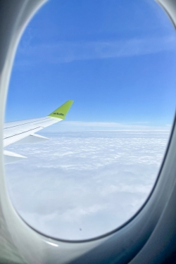 skats pa lidmašīnas logu
