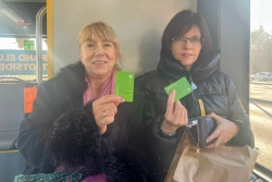 divas brauciena dalībnieces rāda zaļas kartiņas