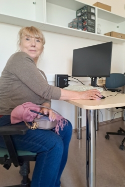 sieviete pie datora sēž