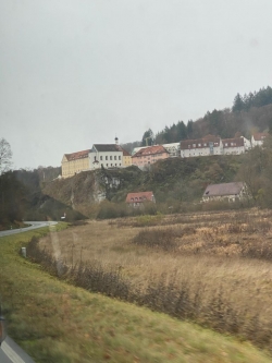 Tālumā, kalnainā apvidū redzams rehabilitācijas iestādes Mariaberg ēku komplekss