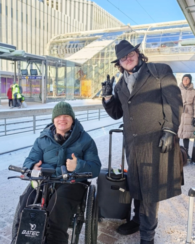 SIVA izglītojamie Bruno un Mikus ierodoties lidostā