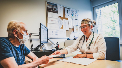 SIVA ārsts konsultē pacientu