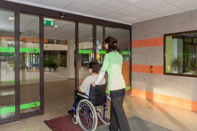 SIVA darbiniece ieved iestādes telpās klienti ratiņkrēslā