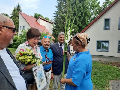 SIVA Rehabilitācijas pakalpojumu nodaļas vadītāja pasniedz baltas gladiolas dr.Mārītei Semjonovai, sveicot viņu par iegūto "Godas zīme" apbalvojumu