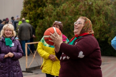 dalībniece met basketbola bumbu