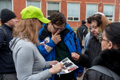 siva darbiniece spēļu dalībniekiem skaidro uzdevuma noteikumus