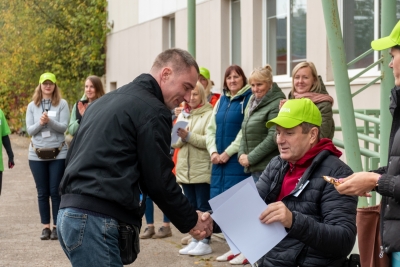 spēļu dalībnieks saņem diplomu