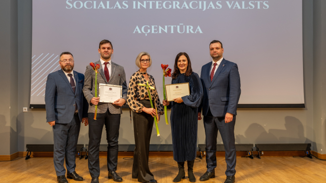 Labklājības ministrs Reinis Uzulnieks ar Valsts sekretāru Ingu Alliku un SIVA darbiniekiem Jāni Riebu, Solvitu Zviedri un Elitu Andrusi