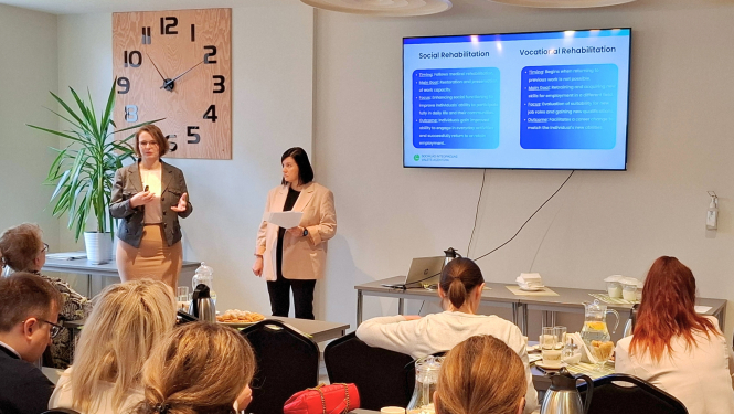 1.	SIVA vecākā eksperte sadarbības jomā Katrīna Sevruka un rehabilitācijas pakalpojumu nodaļas vadītāja Liene Saukuma iepazīstina ar SIVA pakalpojumiem