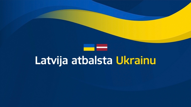Vizuāls materiāls, kurā redzami Ukrainas un Latvijas valsts karogi zem kuriem lasāms teksts - Latvija atbalsta Ukrainu