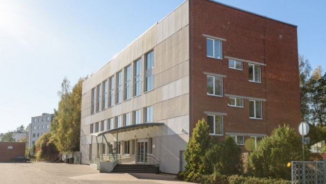 SIVA Koledžas sarkanbaltā trīsstāvīgā ēka