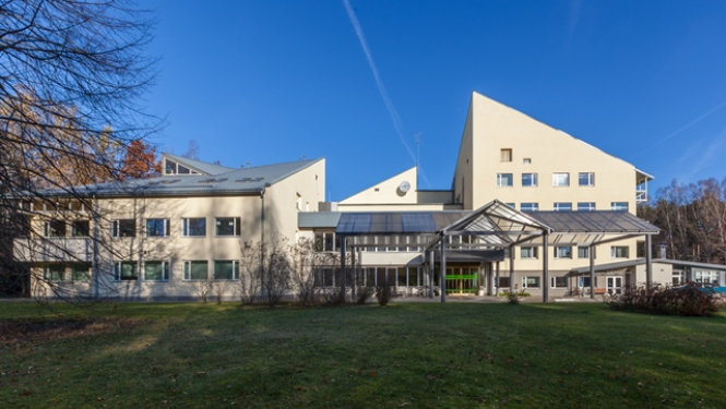 Zilas debesis, Jūrmalas profesionālās vidusskolas iedzeltenā ēka un zaļa zāle