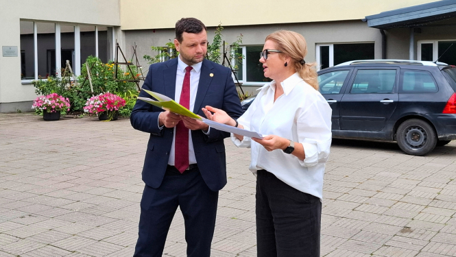 SIVA direktore Ilona Jurševska un labklājības ministrs Reinis Uzulnieks apspriež aktualitātes