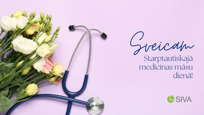 Uz gaiši violeta fona kreisajā pusē atrodas balti un sārti ziedi, kam līdzās novietots zils stetoskops. Labajā pusē ir tumšzils uzraksts "Sveicam Starptautiskajā medicīnas māsu dienā!" un SIVA logotips.