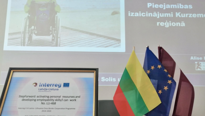 Latvijas, ES un Lietuvas galda karodziņi