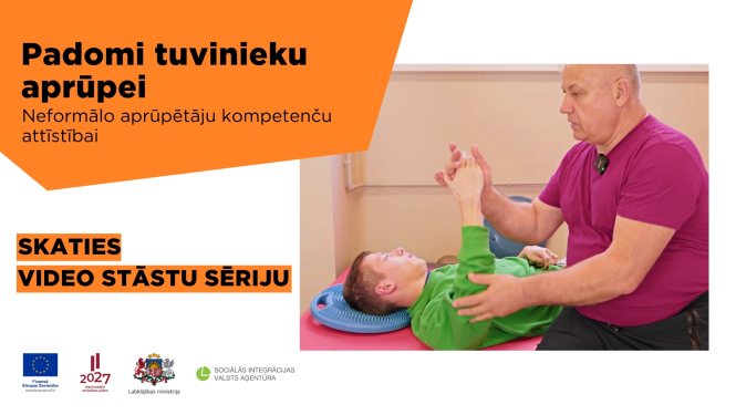Fizioterapeits palīdz veikt vingrojumus zēnam ar kustību traucējumiem, blakus uzraksts: "Padomi tuvinieku aprūpei - skaties video sēriju".