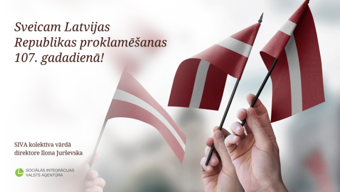 Cilvēki tur rokās Latvijas karogus un blakus sveiciens Latvijas Republikas proklamēšanas 107. gadadienā