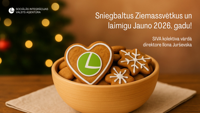 Piparkūkas bļodiņā ar egli fonā - uzrakstīts apsveikums svētkos