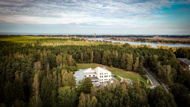 Skats no augšas uz Jūrmalas profesionālo vidusskolu, Lielupi un koku galotnēm