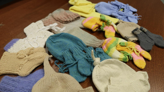 SIVA darbinieku pašdarinātie apģērbi ir izvietoti uz galda