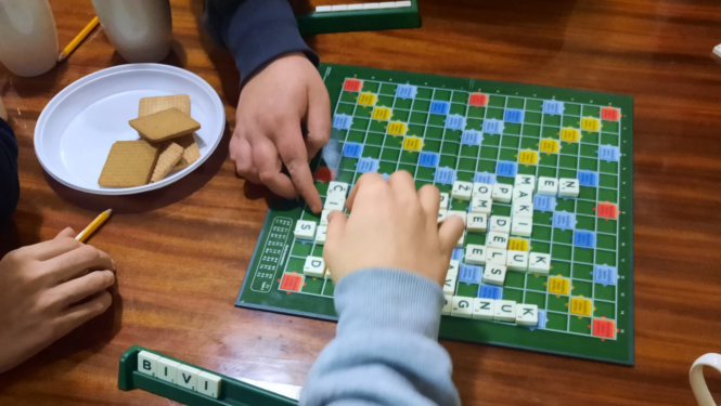 cilvēki spēlē galda spēli