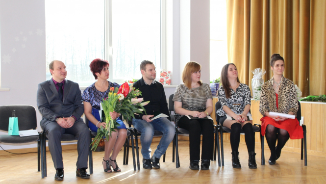 2018.gada ziemas absolventi izlaiduma laikā sēž Koledžas zālē uz krēsliem