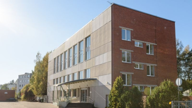 SIVA Koledžas sarkanbaltā trīsstāvīgā ēka